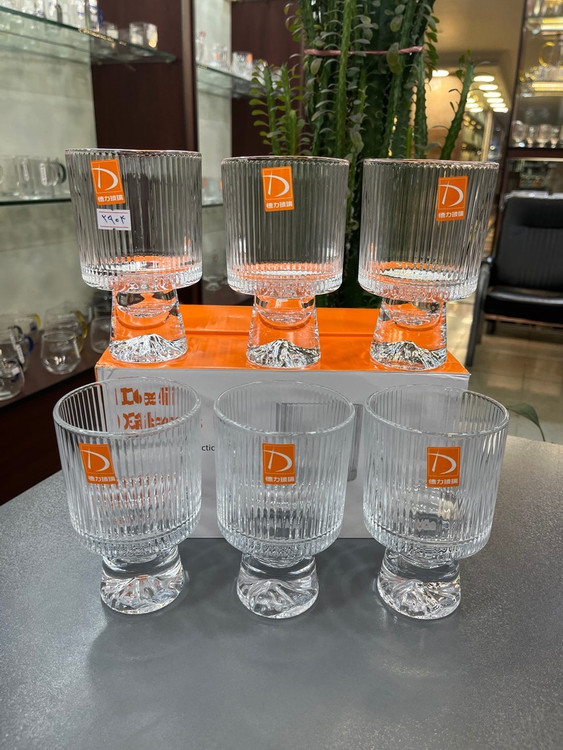 بستنی و دسر خوری بلور دلی DELI